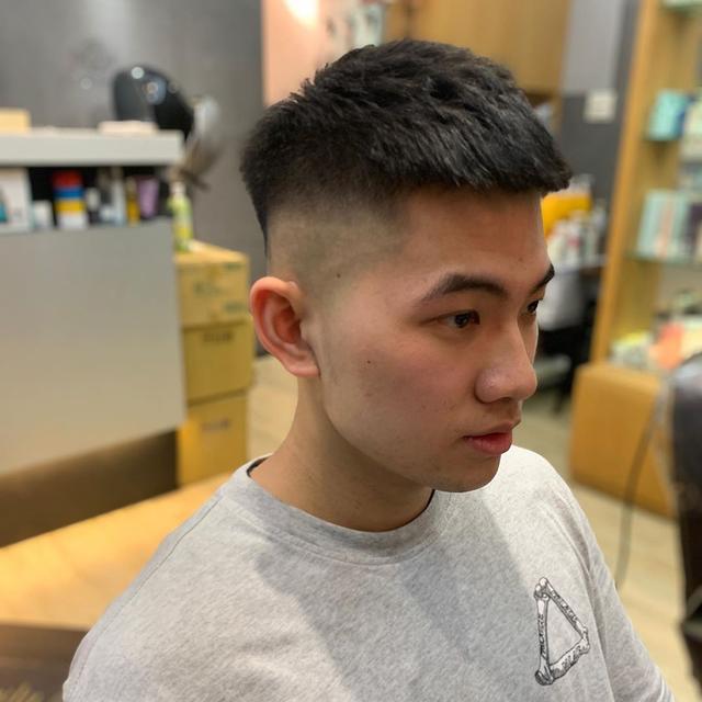 第2款:两边铲短盖头发型两边铲的背头发型,不管发质是硬是软,都适合去