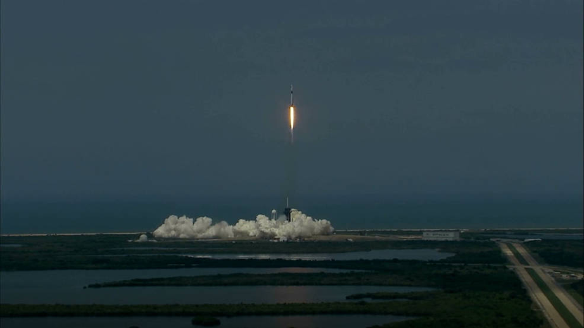  猎鹰九号火箭在佛罗里达肯尼迪航天中心成功发射“载人龙”飞船。图/NASA