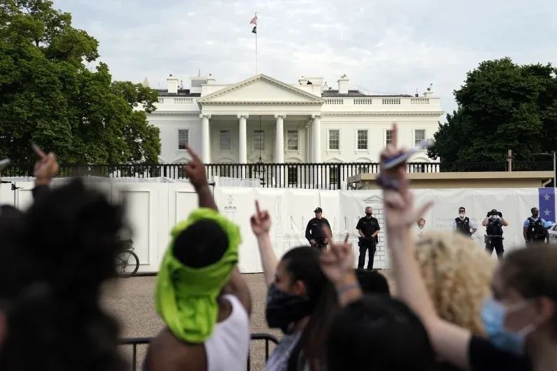 示威者在白宫外抗议。 图源：美媒