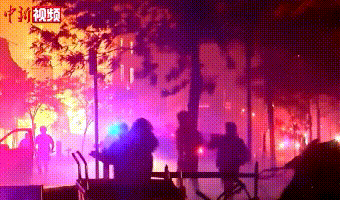 美国明尼苏达州明尼阿波利斯市一警察局，被示威者放火焚烧。