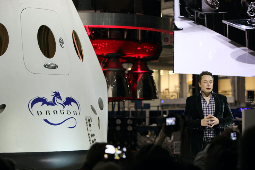 2014年，埃隆·马斯克在SpaceX总部首次公布第二代龙飞船即“载人龙”飞船的外观。图/NASA