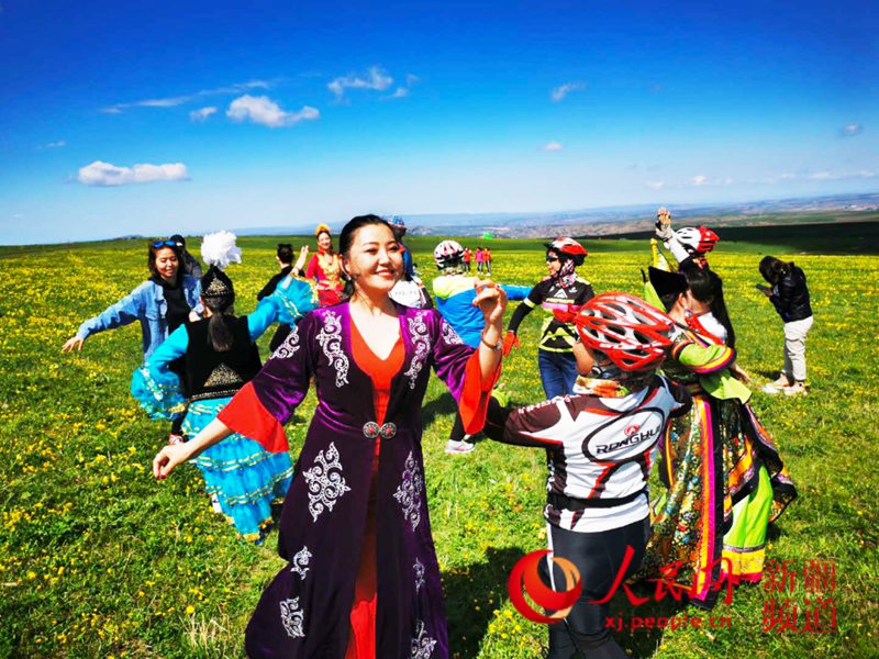 新疆裕民县:巴尔鲁克山花开成海(图)