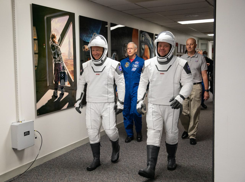  执行此次任务的两名航天员身着新型航天服。图/NASA