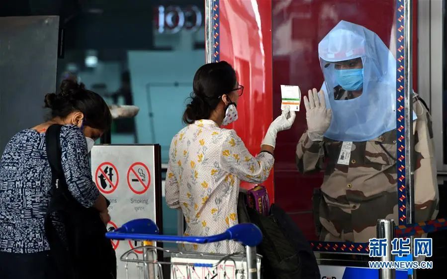  ▲5月25日，在印度新德里英迪拉·甘地国际机场，安保人员核对旅客身份信息。新华社发（帕塔·萨卡尔 摄）