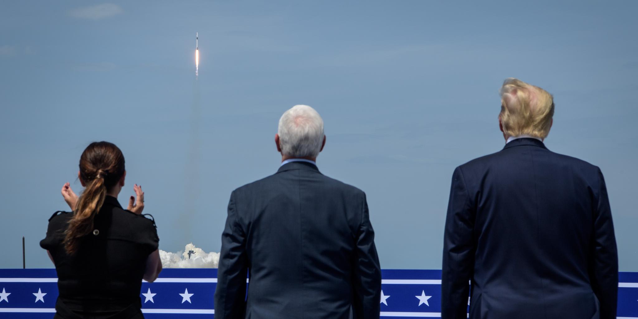 特朗普和彭斯在现场观看发射。