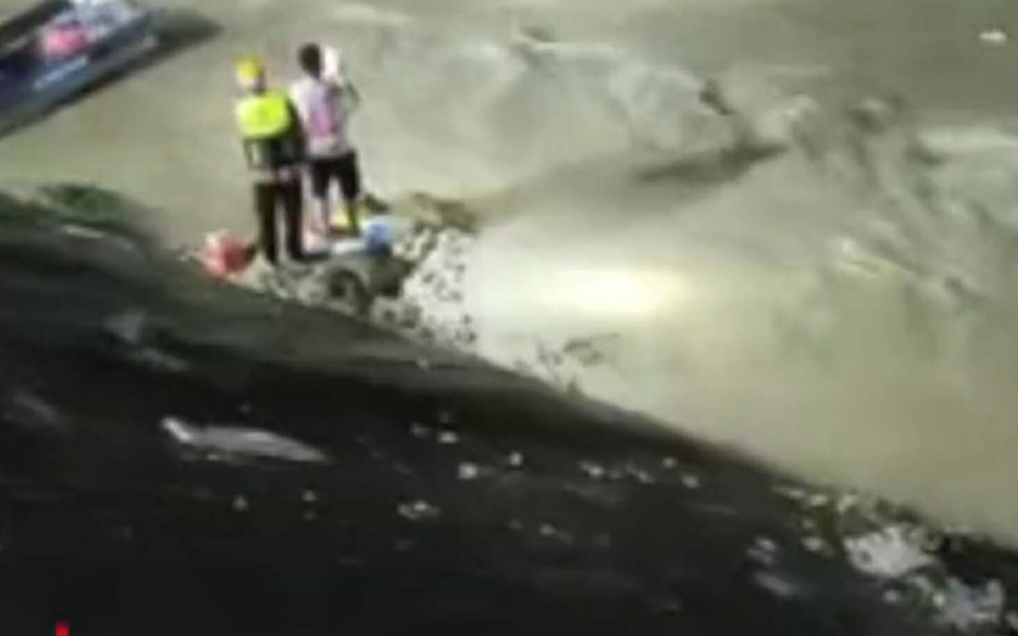 搜救人员在河面进行搜救工作。新京报“我们”视频截图