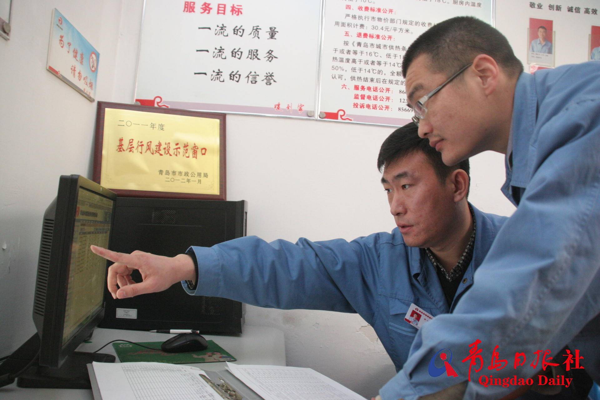 为了说服青岛老楼居民"串改并",他挨家挨户做工作