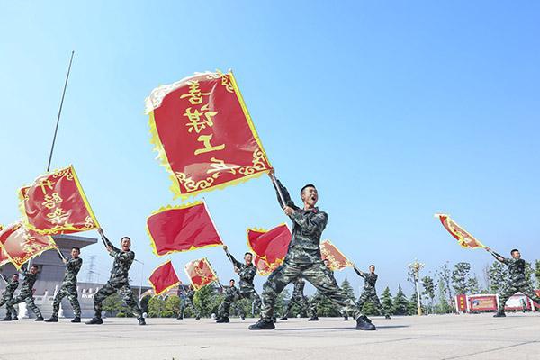 官兵自编的"大旗舞"气势恢宏.蔡霖伟 摄