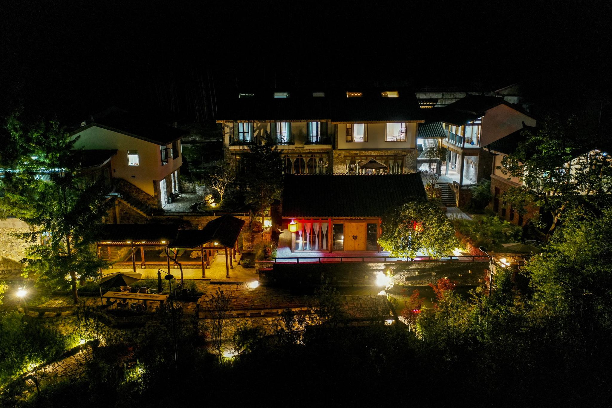 这是5月2日拍摄的猎神村民宿梦溪湉园夜景(无人机照片).
