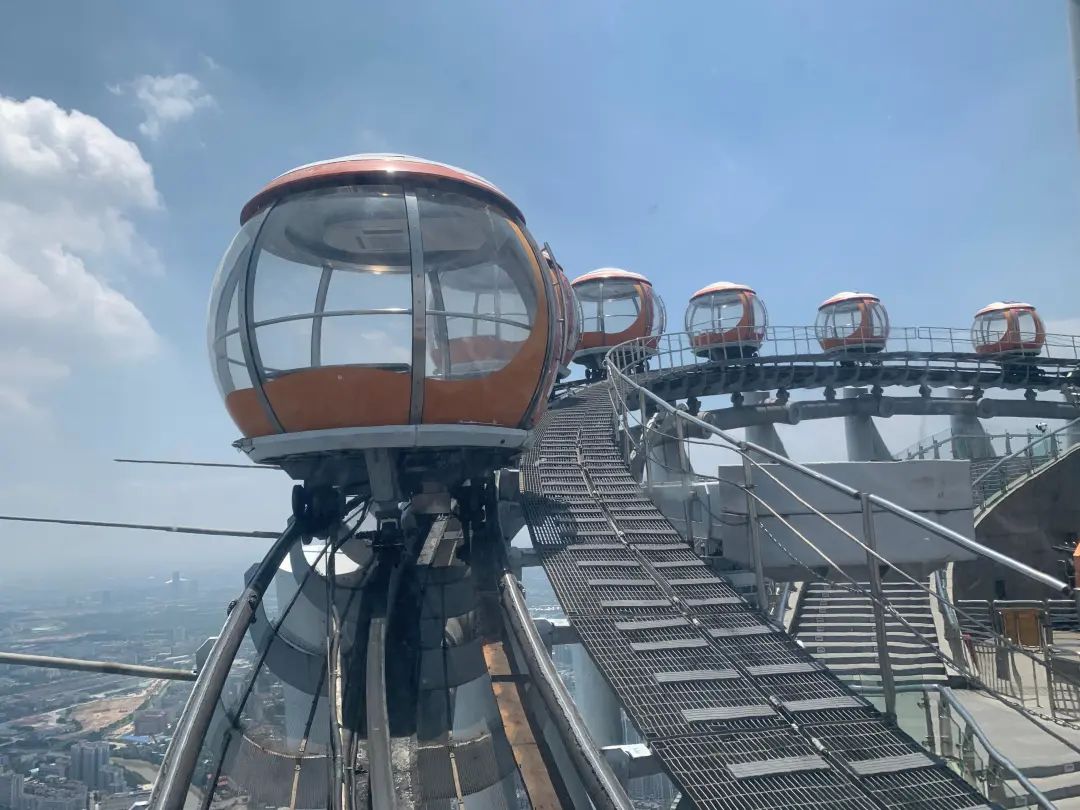 来广州塔顶看风景的人不多,从三亚来的陈先生表示,第一次玩"云霄飞车"