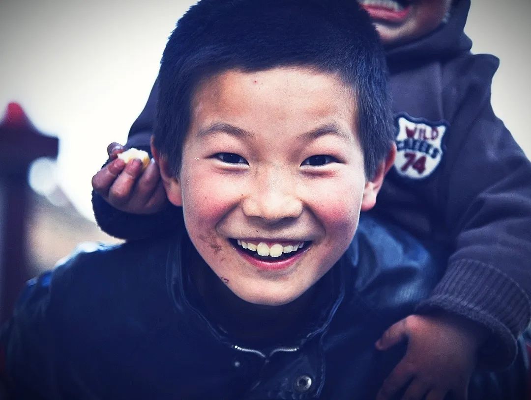 拍客游历世界回到原点泾源小伙酷爱捕捉小城里最纯真的笑脸