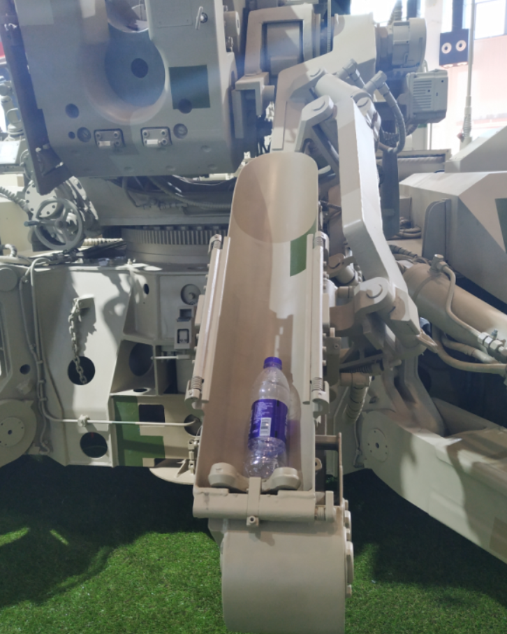 半自动输弹机,小战士们明显很开心