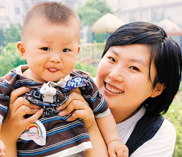 这位女博士名叫于娟,被确证为乳腺癌晚期时才32岁,她还有一个14个月大