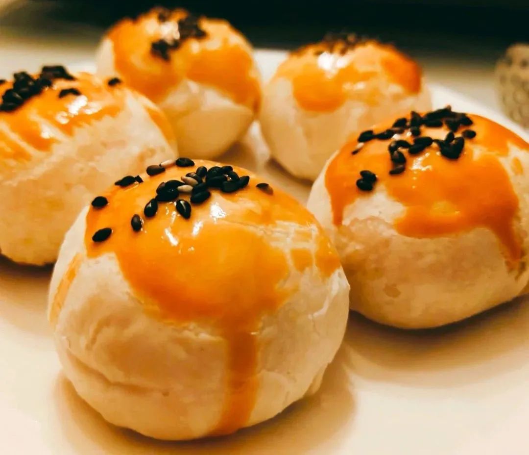 网红爆款n01流芯蛋黄酥吃一口会上瘾层层酥脆软糯香甜刷爆朋友圈