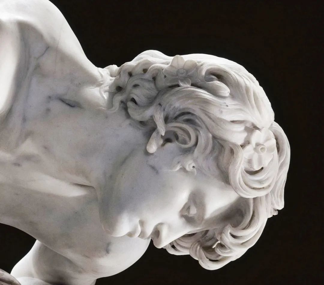 雕塑细节可看出,那喀索斯发丝间已经开出水仙花,他在沉迷自我形骸的