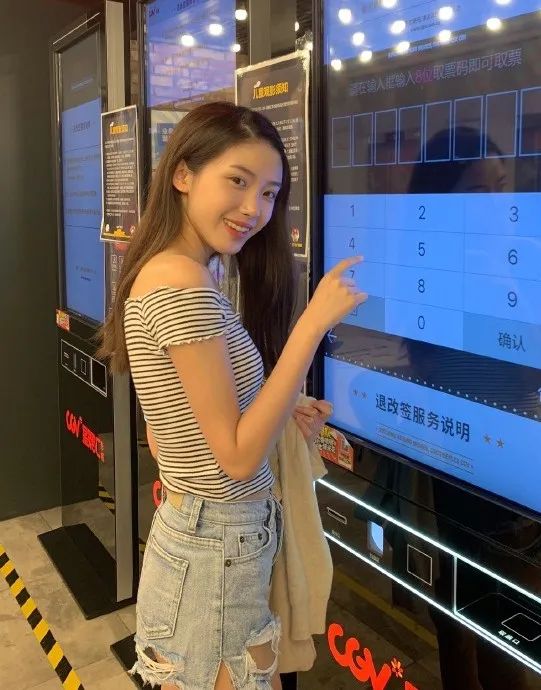卧槽!男生都喜欢这样发朋友圈的女生?