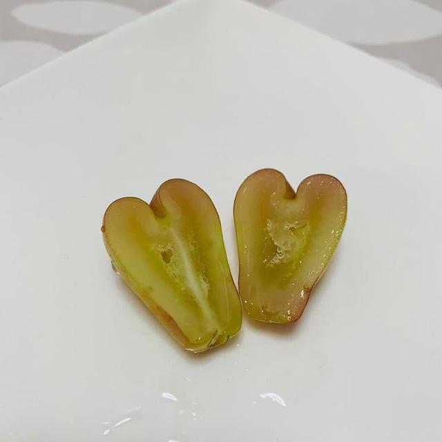 你看过爱心形状的葡萄吗?网友评论:吃个葡萄都是爱你的形状.