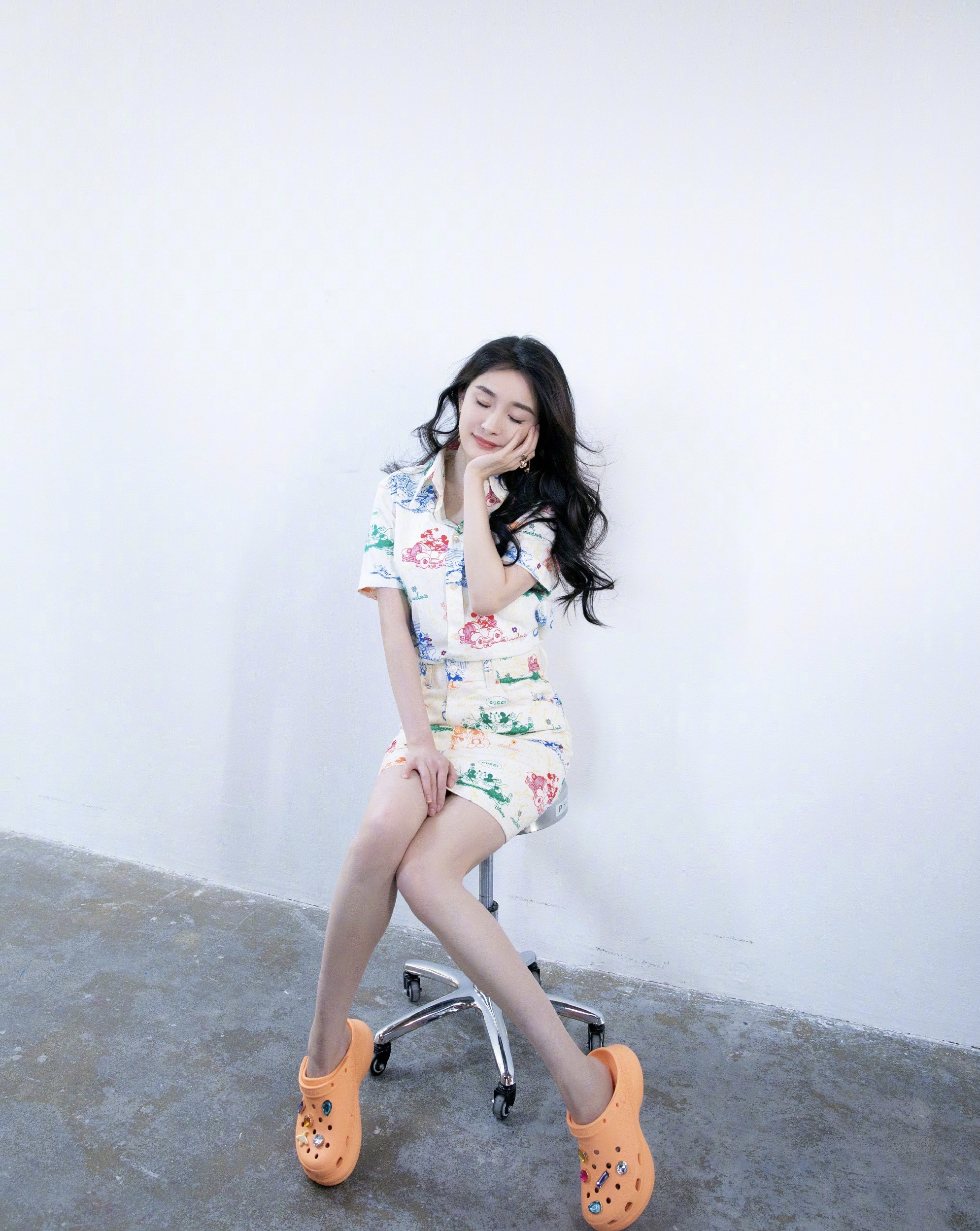 杨幂晒最新上班私服,蓝绿撞色搭配别致又清新,春天就该这样穿