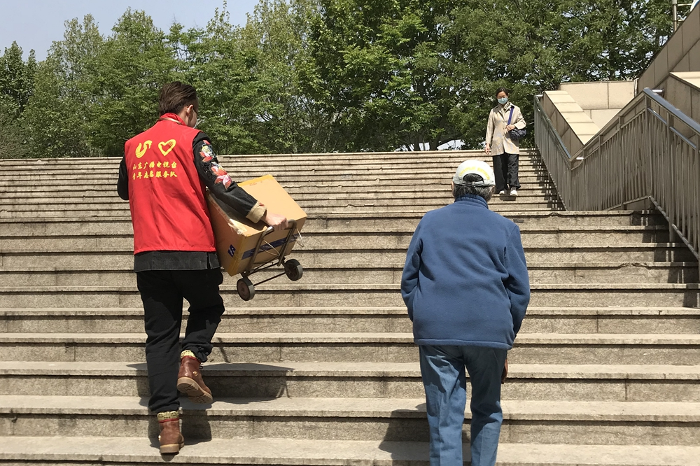 帮力企业复工复产防疫 山东广电青年志愿者绽放战“疫”青春