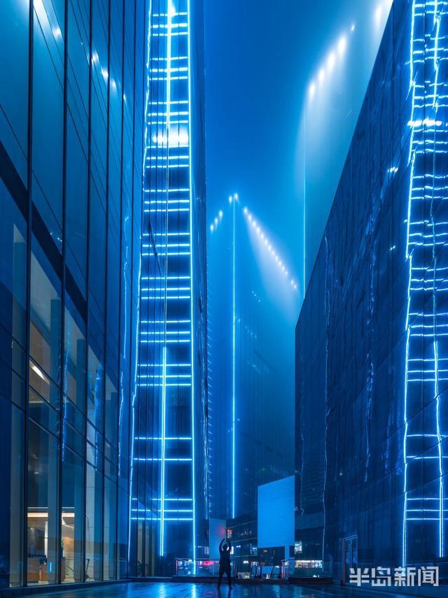 发现青岛“宝藏级”打卡地:“赛博朋克”风,这里的夜景有点科幻
