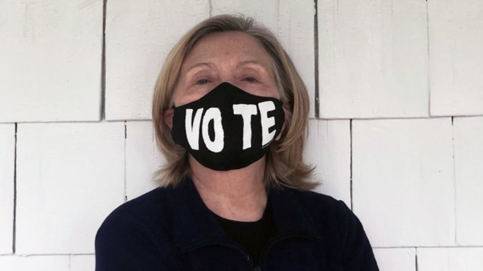 希拉里的口罩上写有“投票”字样 图自：社交媒体 下同