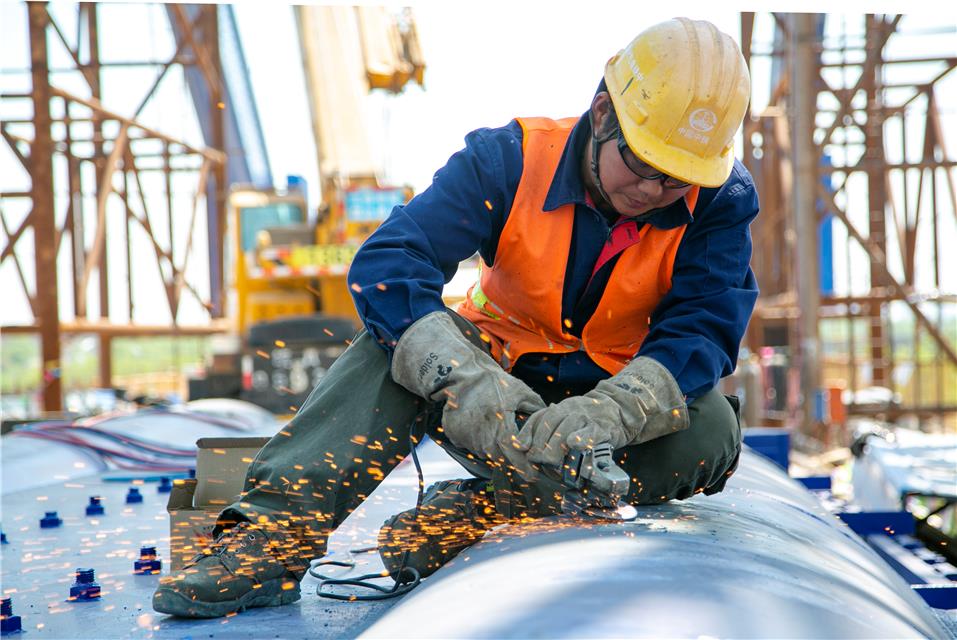 引江济淮沪蓉改建工程施工现场,工人正在对焊接部位进行打磨(陈子华