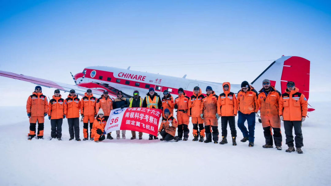 第36次南极科考固定翼飞机队合影
