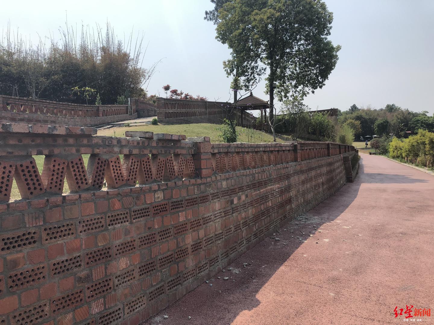 红星新闻记者用手挪动护栏上的火砖,确实存在松动的情况,尚未修复,而