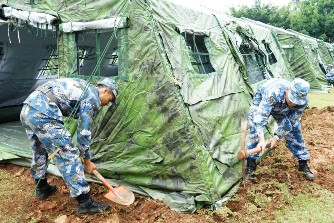 到達配置地域後,官兵按照分工,迅速組織現地勘察,展開野外宿營,伙食