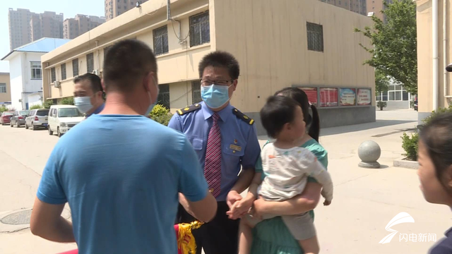 菏泽一家人黄河边玩耍陷入险境,陌生人纵身一跃救回三条命