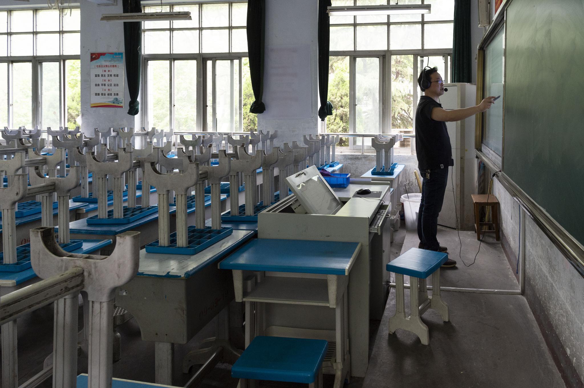 5月4日,在湖北省襄阳市襄阳四中,王心可的班主任陈琰在教室中