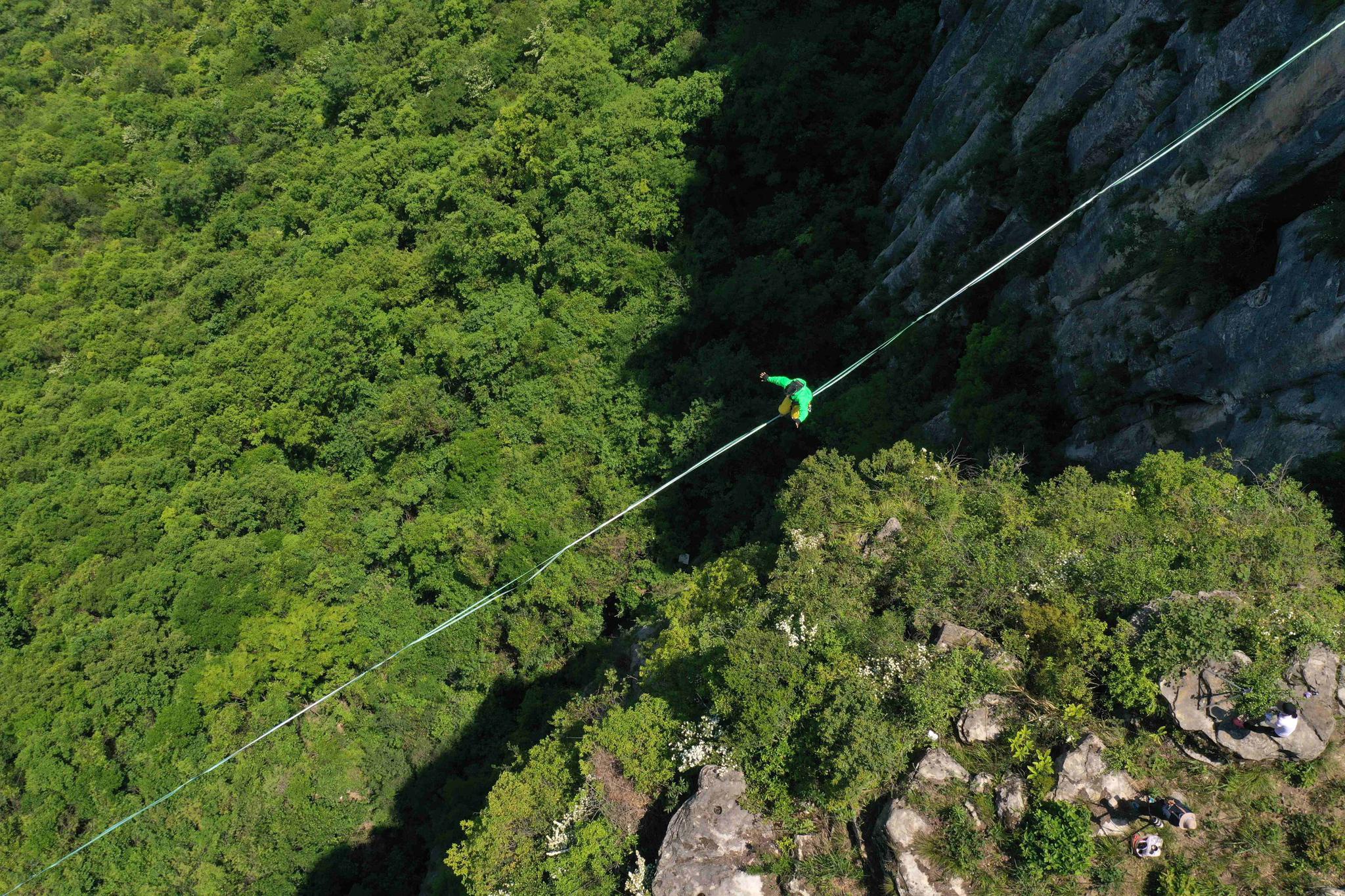 青春"漂浮"在高空扁带上