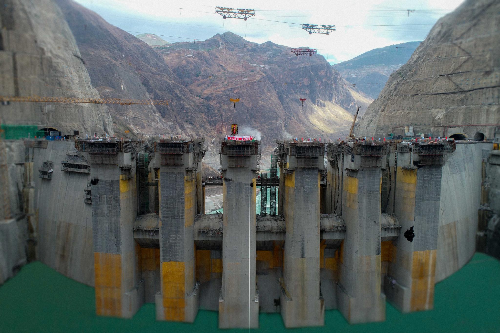 中国第四,世界第七大水电站乌东德大坝主体工程全线浇筑到顶