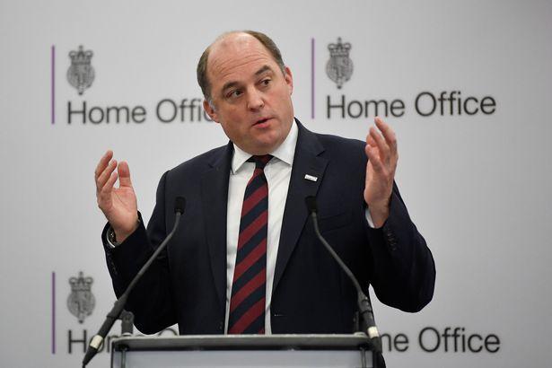 3月底,英国国防大臣本·华莱士(ben wallace)曾感染新冠病毒,之后康复