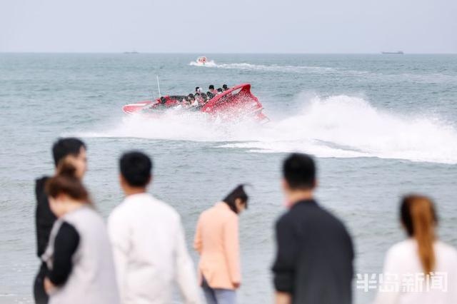 戏水玩沙、放风筝...... 青岛市民仰口海滩享假日时光