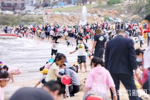 戏水玩沙、放风筝...... 青岛市民仰口海滩享假日时光