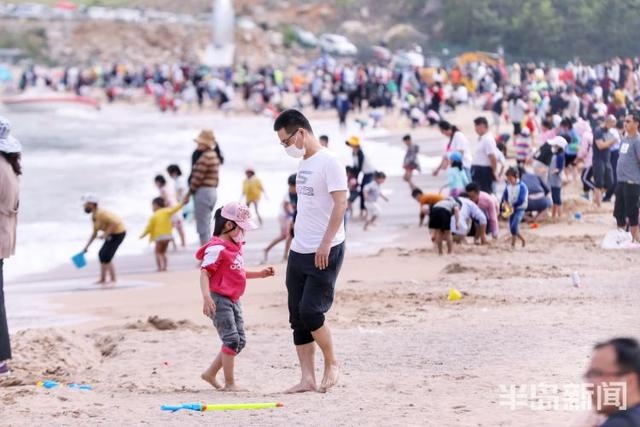 戏水玩沙、放风筝...... 青岛市民仰口海滩享假日时光