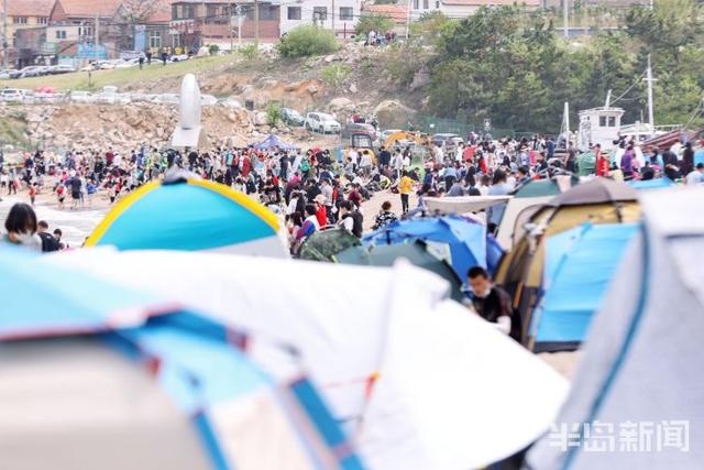 戏水玩沙、放风筝...... 青岛市民仰口海滩享假日时光