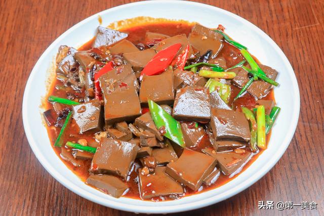 麻辣鸭血,则是鸭血的一种经典做法,麻辣鸭血做好以后,滑嫩不腥,红润鲜