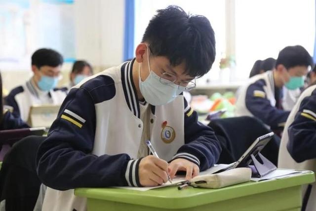 五四精神传承有我 青岛二中高三学生举行主题升旗仪式