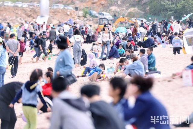 戏水玩沙、放风筝...... 青岛市民仰口海滩享假日时光