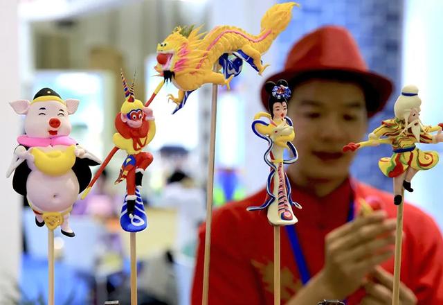 95后北大研究生非遗传承人靠捏面人火爆全网,连老外都来拜师学艺