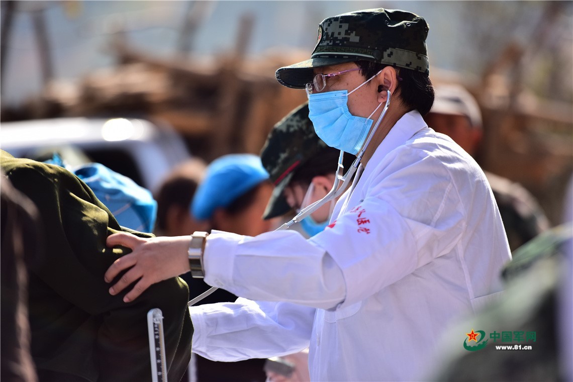 军医刘莉在为群众做体检.任贵 摄