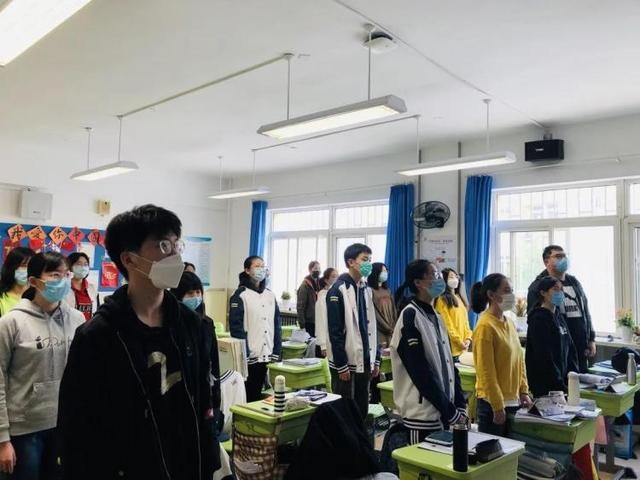 五四精神传承有我 青岛二中高三学生举行主题升旗仪式