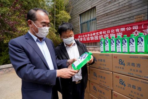 协助园区防疫消毒!青岛老企业1.2吨消毒液捐赠动物园