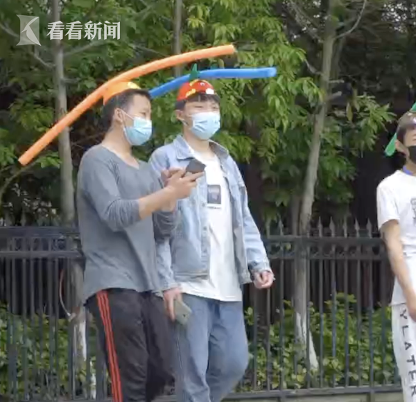 湖南一景区免费发放一米帽:请游客保持距离