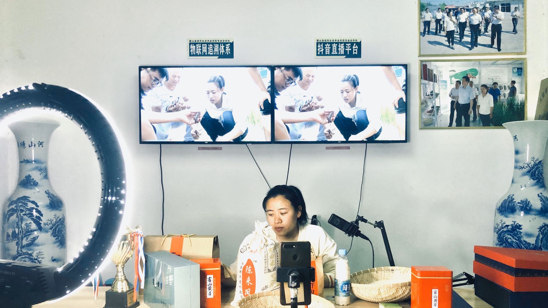 陈来凤在直播售卖当地的农产品.图片由受访者提供