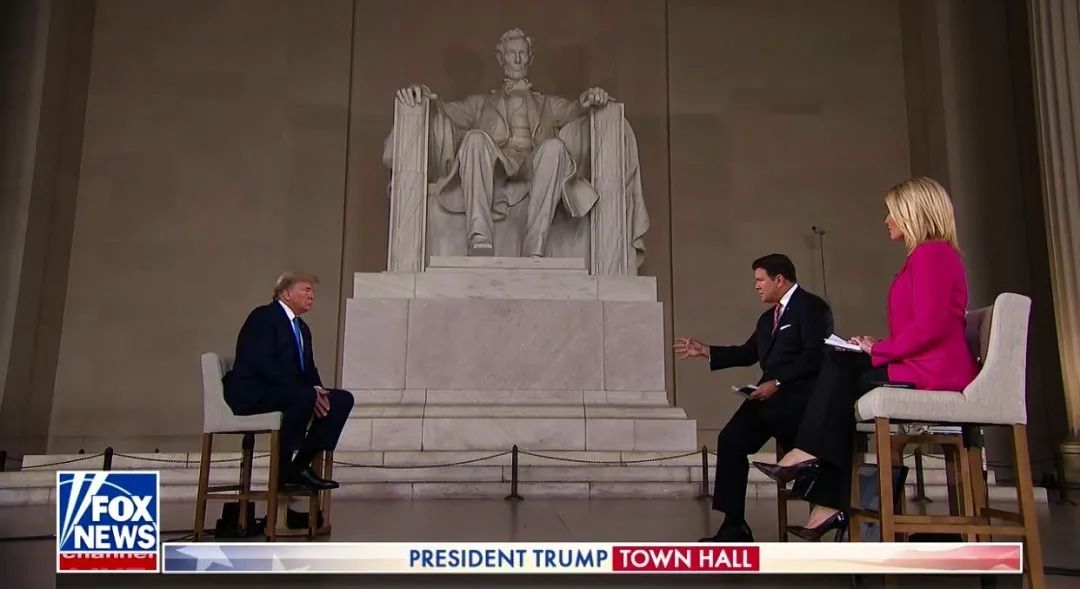 特朗普在林肯像前接受采访。福克斯新闻网截图