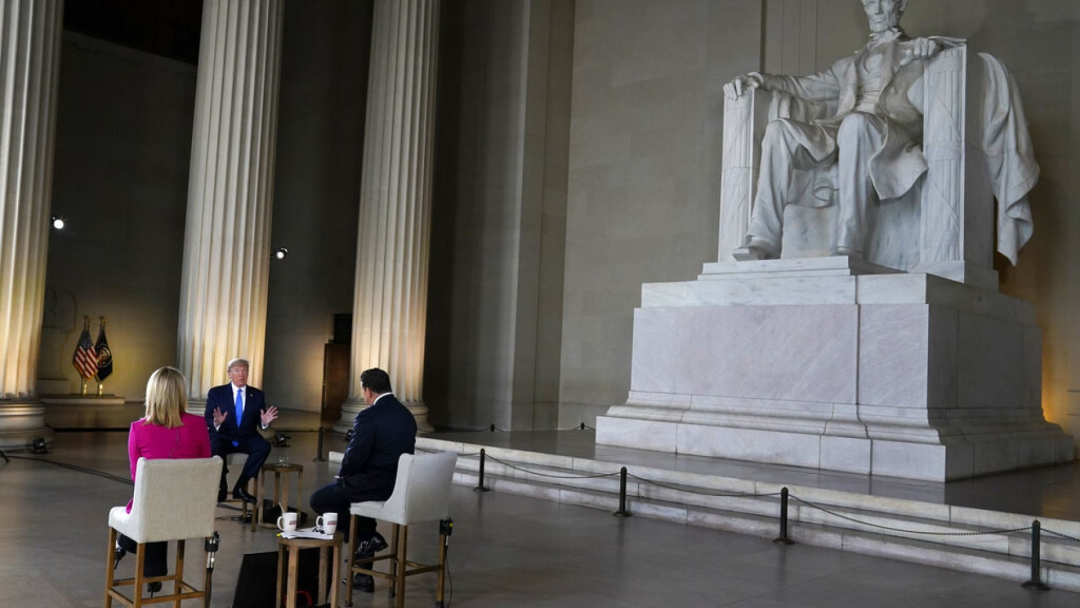 特朗普在林肯像前接受采访。图源：美联社