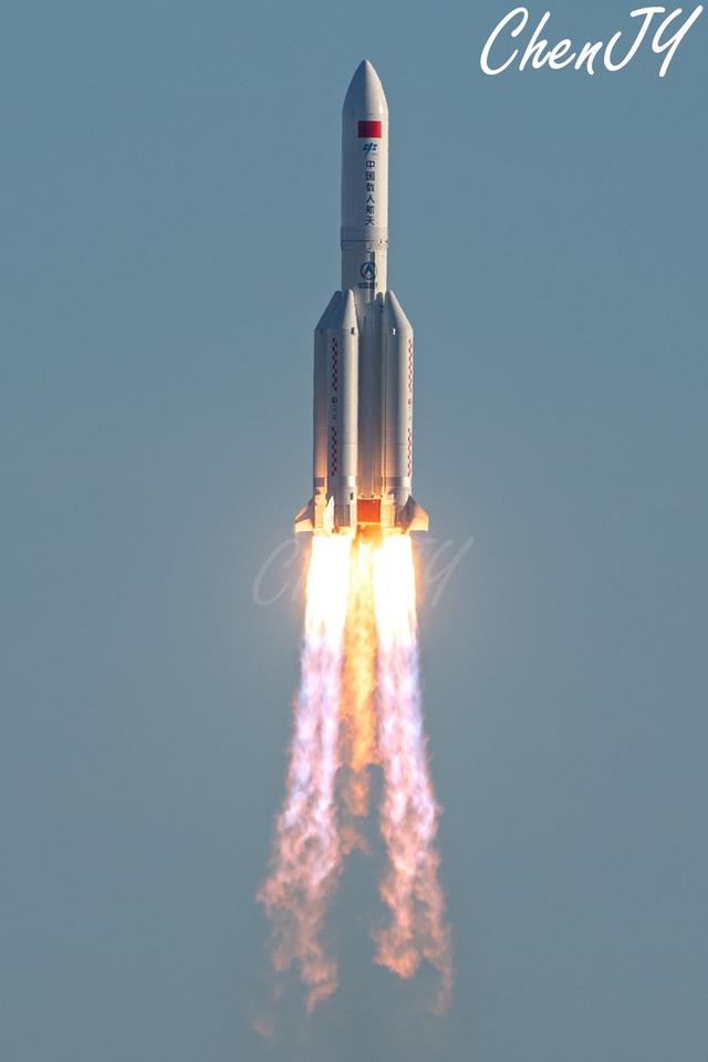 长征5b运载火箭现场照片,著名航空摄影师陈嘉懿拍摄